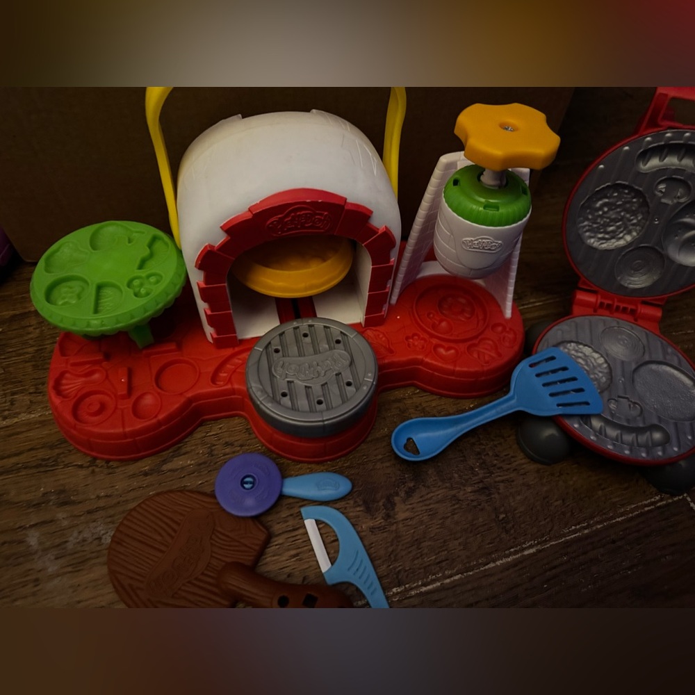 Playdoh Pizza Hut & BBQ Burger kitchen creation sets Pizza Hut is no longer made